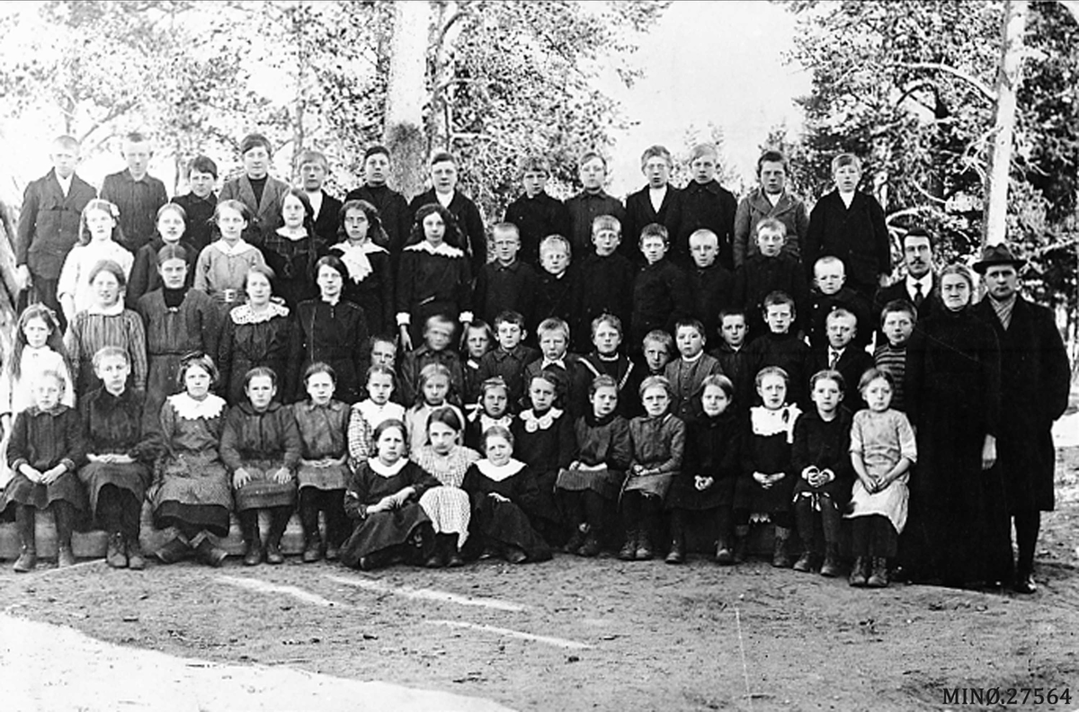 Kirkekretsen skole, Folldal, ca. 1916-18. Navn på elevene står i ringperm. 