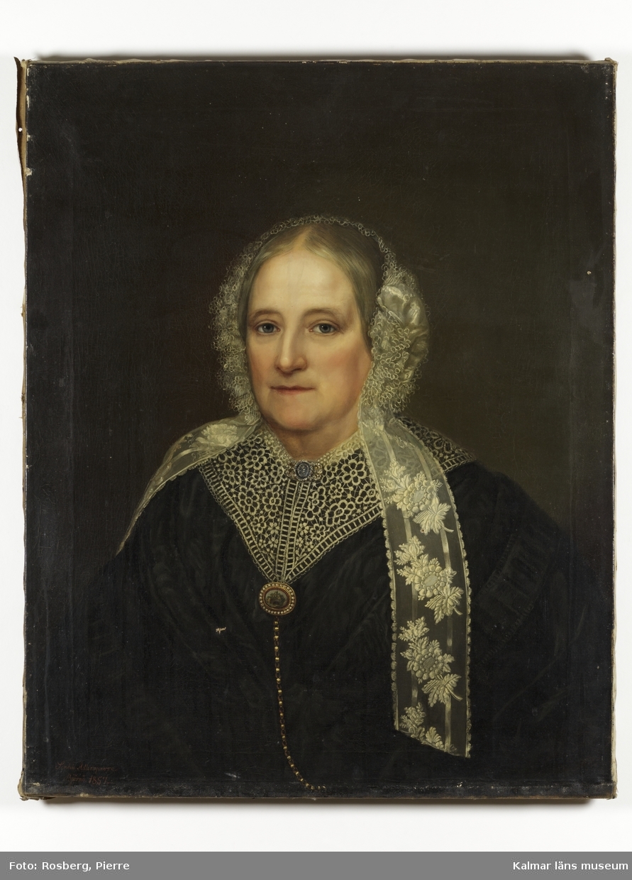Porträtt av Sophia Wilhelmina Berg von Linde, klädd i mörk dräkt med spetskrage, huvudbonad med mycket breda spetsband som draperas ner över dräkten.