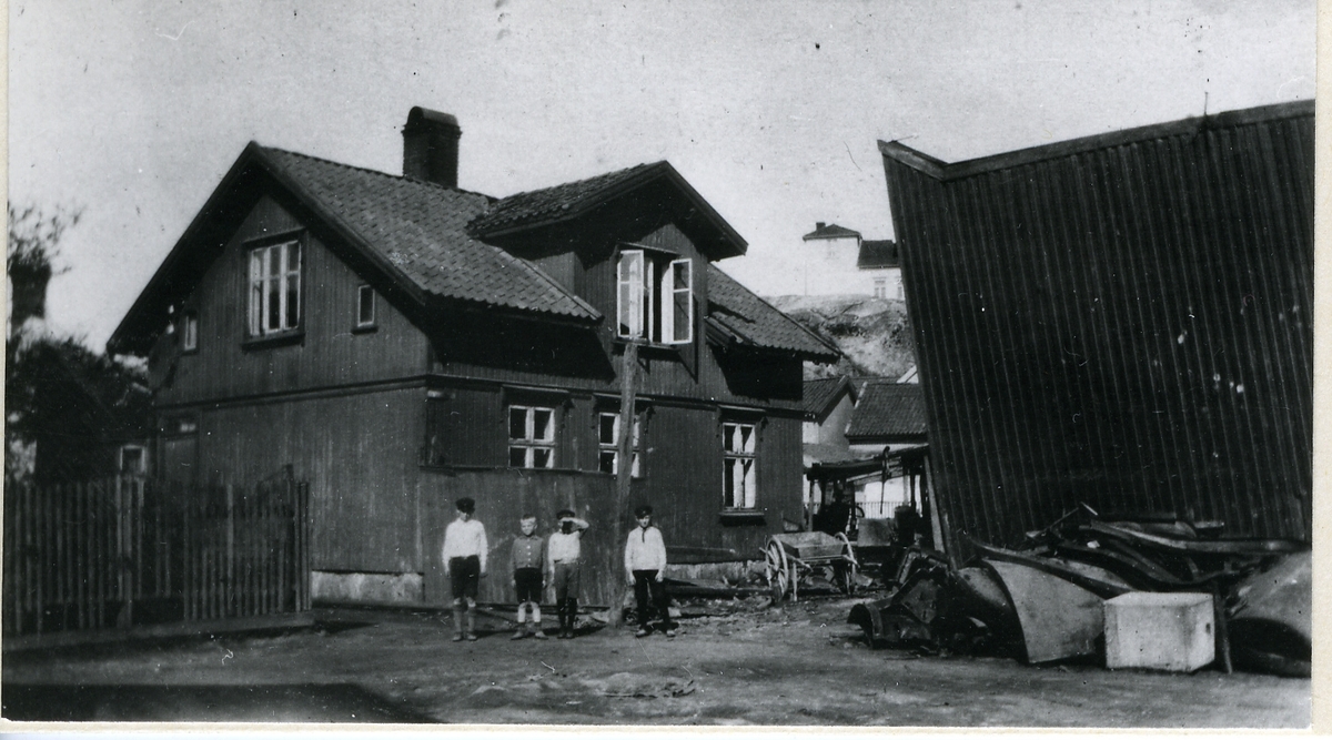 Fredrikstad,
Vestsiden,
Holmen,
Gelertsens gate 6 (eller 4),
Seierstensgaten 2, uthus, til høyre) (Anton Nilsens avfallsforretning),
Valhalls gate 15 (i bakgrunnen, på fjellet),

Kfr. 252.