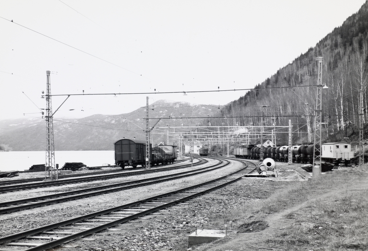 Mæl stasjon på Rjukanbanen. I bakgrunnen Rjukanbanens elektriske lokomtiv nr. 2.