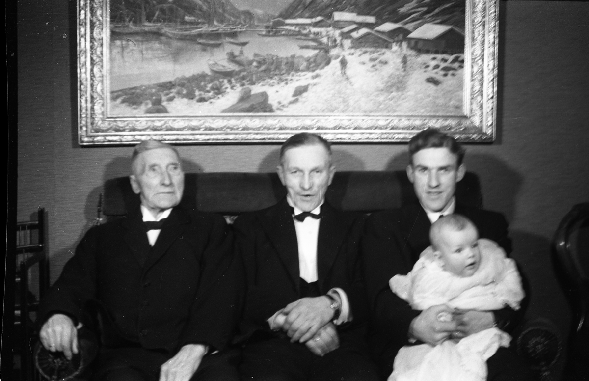 Fire generasjoner Seierstad. Åtte like bilder som trolig er tatt ved Hans Seierstads dåp. Personene fra venstre: David Seierstad (oldefar), Hans Seierstad (farfar), David Kristian Seierstad (far), Hans Seierstad (dåpsbarn).