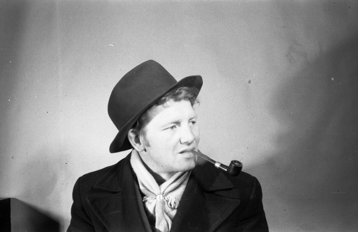 Ole Roseth fra Lena. Seks portretter ca. årsskiftet 1951/52.