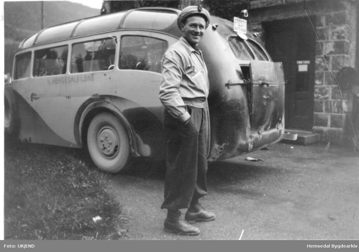 Solskinnsbussen med sjåføren Trond Wøllo. Dodge 1936 mod Personbuss. Den tilhøyrde selskapet a/s Hemsedalsbilane som hadde rutetrafikk mellom Gol Jernbanestasjon og ulike stader i Hemsedal.
Bilreg.nr F-12377, rutevogn