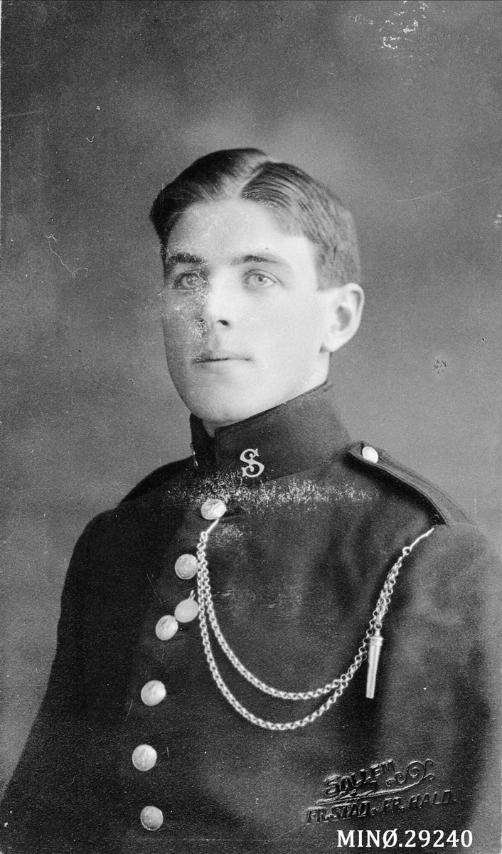 Portrett av ung mann i uniform. Johannes H. Muller f. 1893. Tok over Steimostea i 1925. Gikk underoffisersskole og hadde løytnants grad