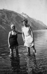 "Eikesdalen sommeren 1937".Ved kaia i Sandgrovosen..Hoemtind