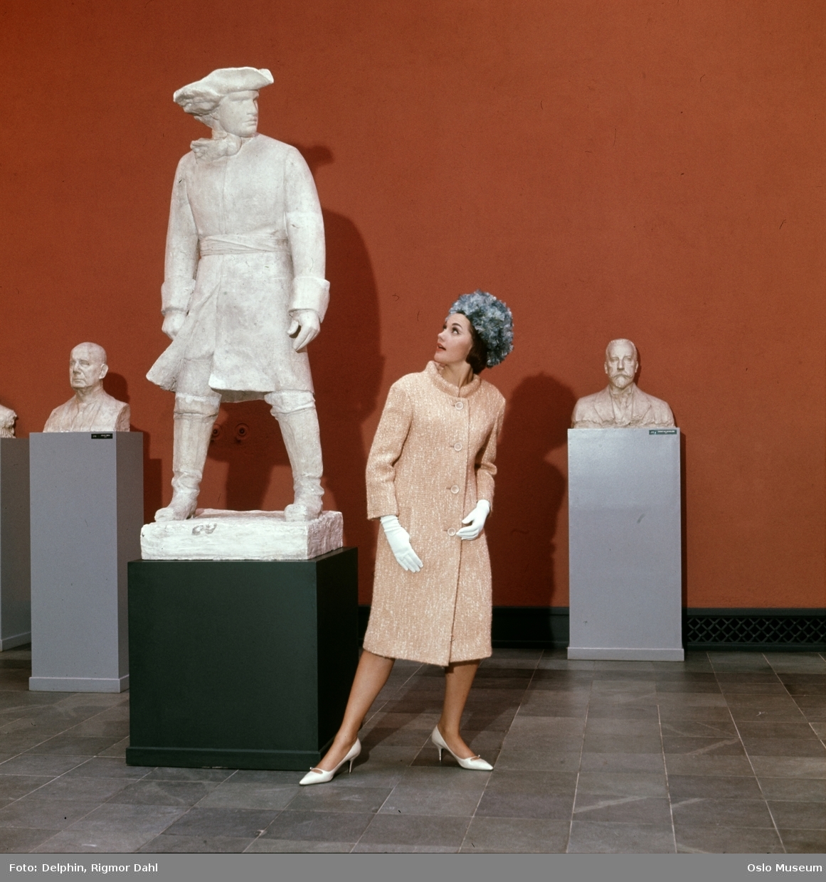 Vigeland-museet, interiør, kvinne, modell, kåpe, skulpturer