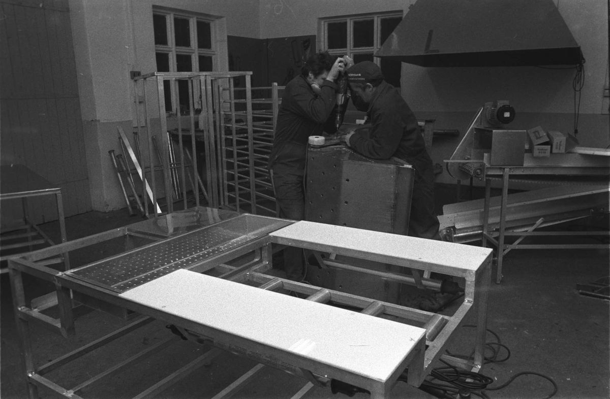 To arbeidskarer inne på Borkenes mekaniske verksted.
