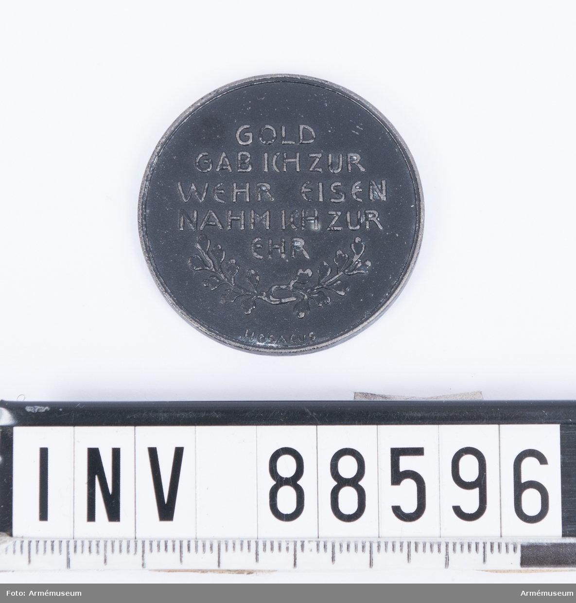 Medalj med texten "IN EISERNER ZEIT 1916", på frånsidan "GOLD GAB ICH ZUR WEHR EISEN NAHM ICH ZUR EHR".