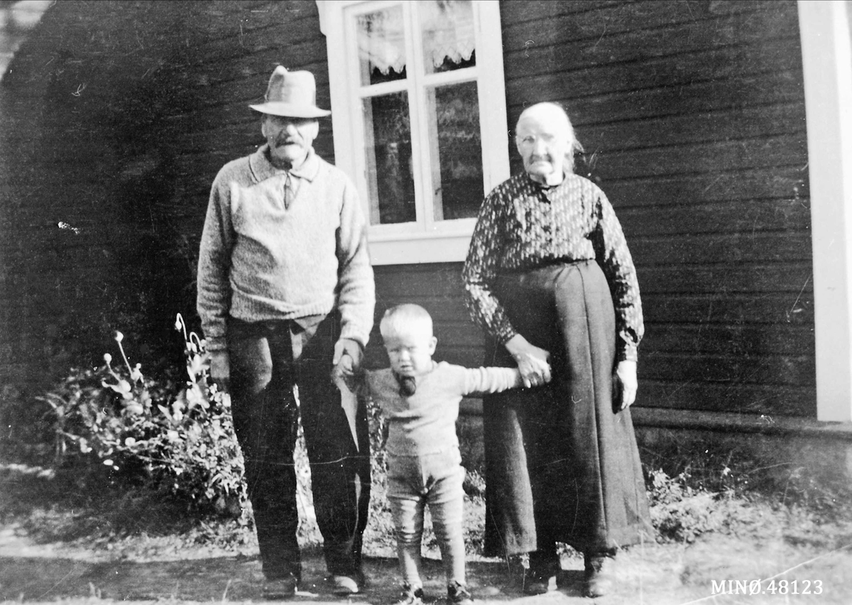Mina og Anton Viholmen med et av sine oldebarn (Hilmar eller Odd Mathisen)