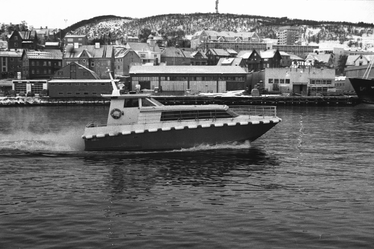 Legeskyssbåten "Blasius" på vei ut fra Harstad. Hamnneset i bakgrunnen.