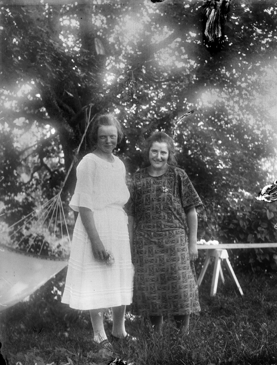 Ingrid Karlson från Kålsta och Linnea Brandberg från Rung, Torstuna socken, Uppland 1925