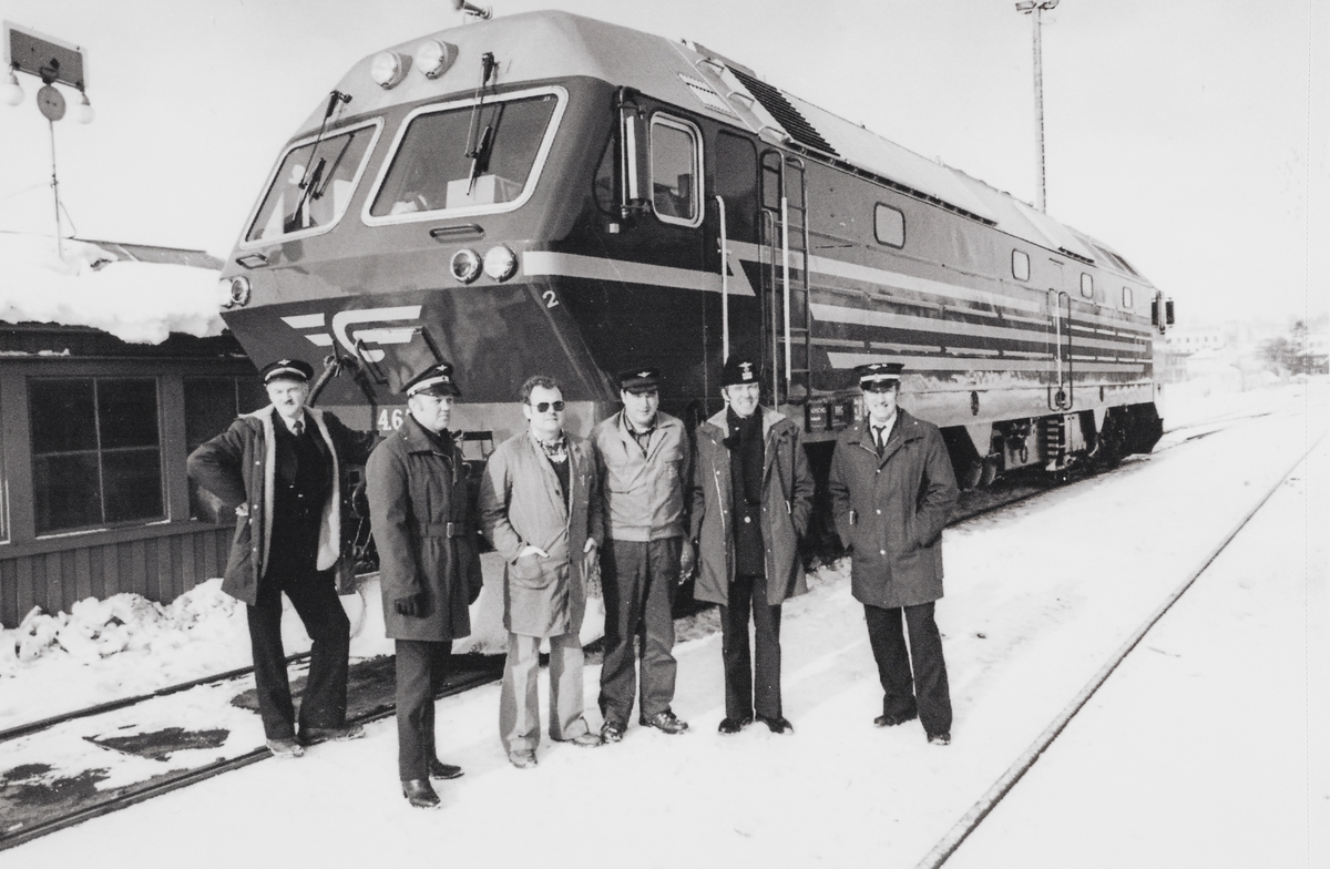 Lokomotivpersonale og representanter fra leverandøren Henschel foran nylevert diesellokomotiv type Di 4 nr. 651.