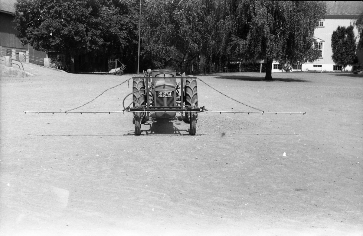 Traktor med påmontert sprøyteutstyr sommeren 1952. Serie på 26 bilder fra Oppland Småbruks og Hagebruksskole på Lena.