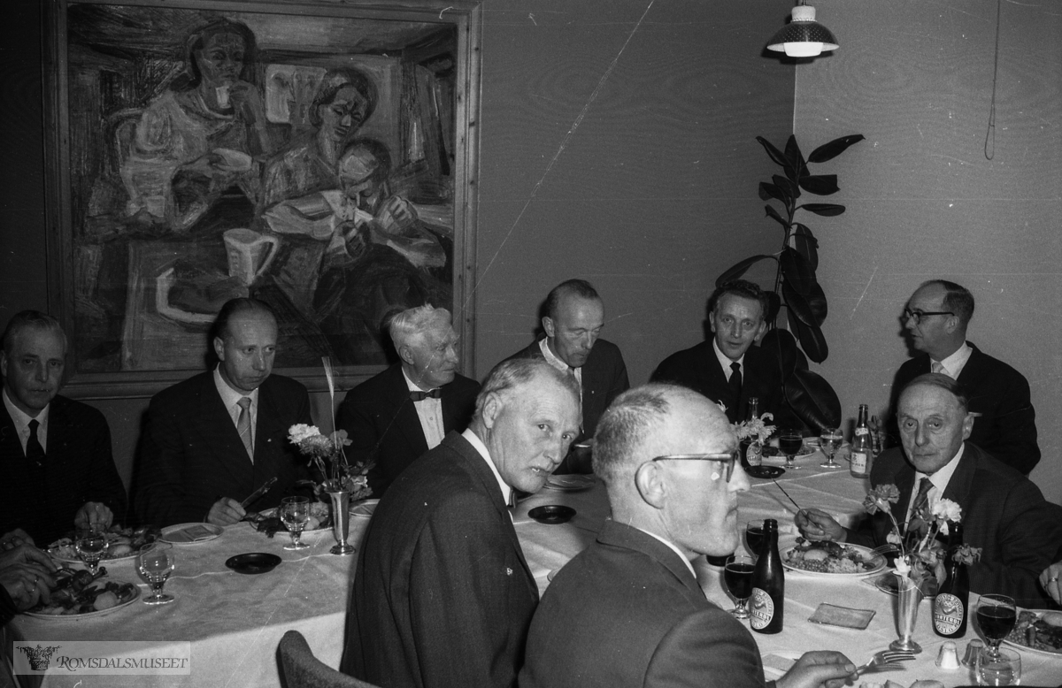 "umerket film".1962 eller 1963. .Tempelriddarar har måltid i spisesalen i Gjestestova. Bildet på veggen heiter «Et måltid» av Oddvar Alstad.