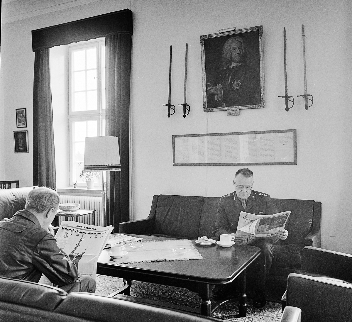 Biblioteket 1987, var den naturliga samlingsplatsen för fika. Här ser vi majorerna Christer Blomlöf och Kurt Schymberg.