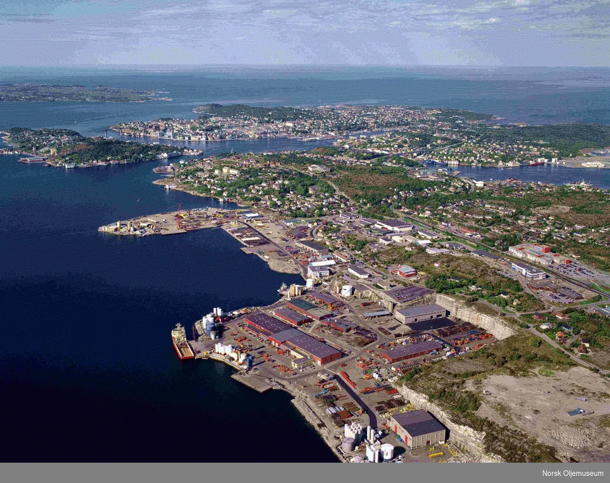 Vestbase fotografert fra luften. I bakgrunnen ses resten av Kristiansund.