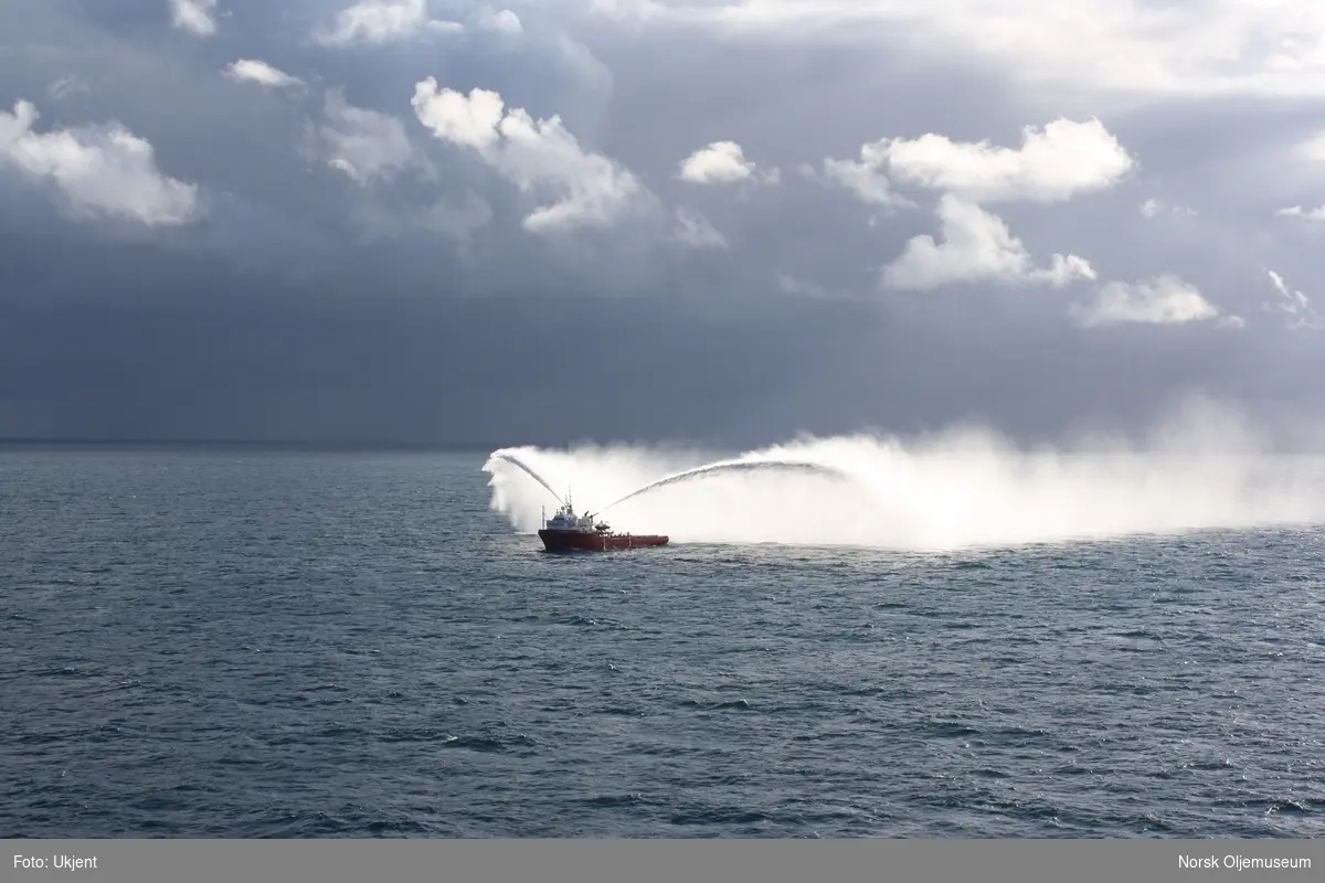 17.mai feiring på Draugen i 2011.  Standbybåt markerer dagen ved å sprøyte vann fra brannkanonene.