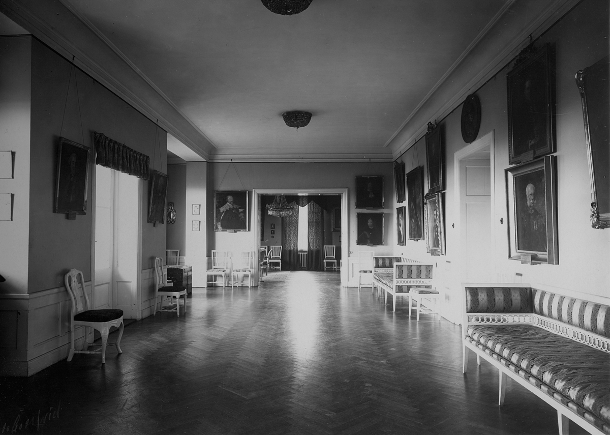 Stora matsalen mot kungarummet. Bedömt 1920–30-tal.
OBS! två bilder.