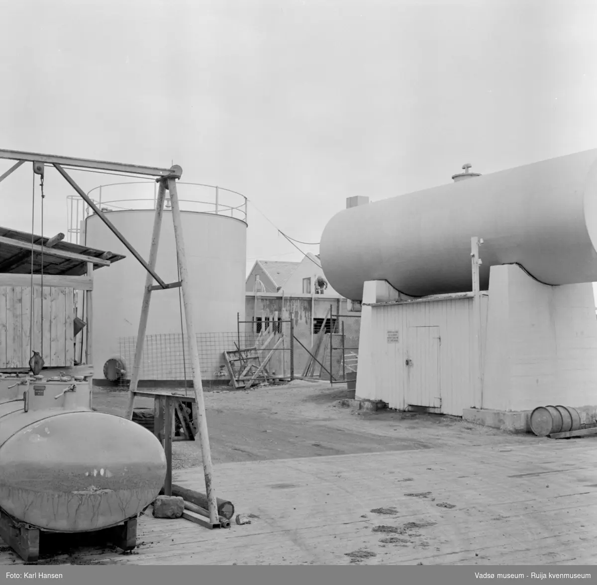 Vadsø sentrum 1959. Shells tankanlegg for drivstoff/brenselsolje i Tollbugata. Bildet viser 2 faste og en mobil tank (t.v.).