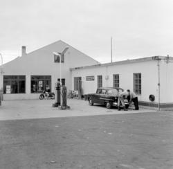 Vadsø sentrum 1959. Shell Bensinstasjon og tankanlegg i Toll