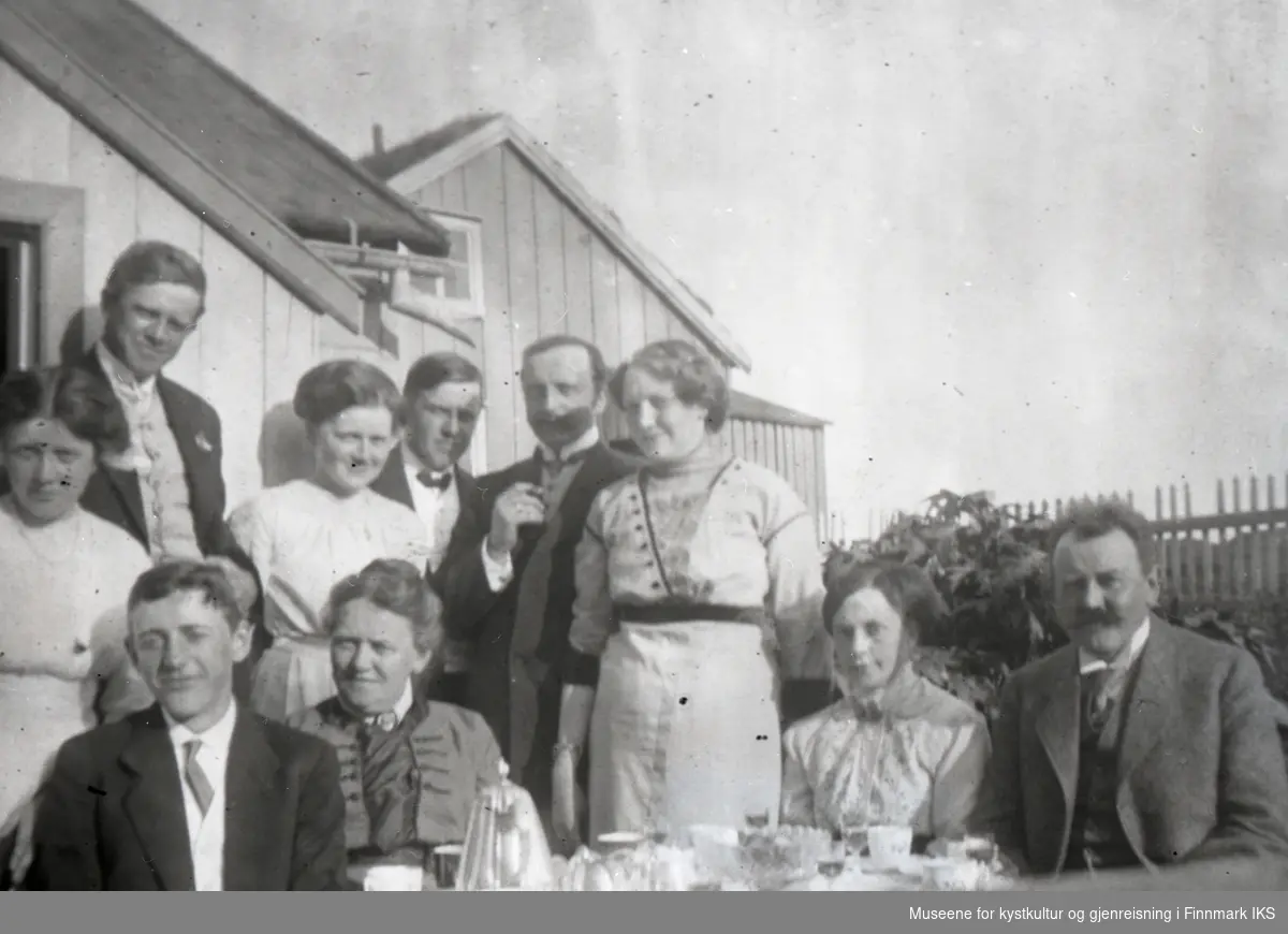 Nordvågen. Hageselskap hos familien Bjarne Berg på Nordvågholmen. Juli 1913.