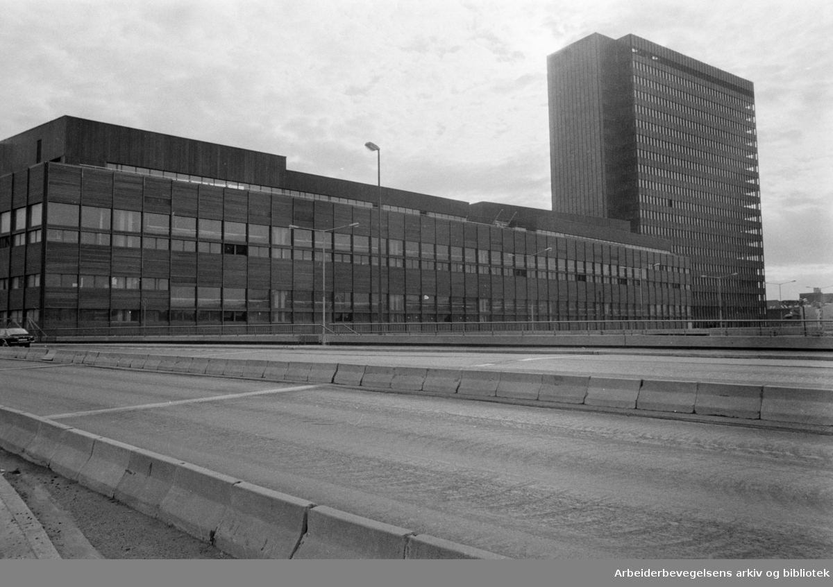 Postgirobygget og Jernbaneposthuset. August 1975