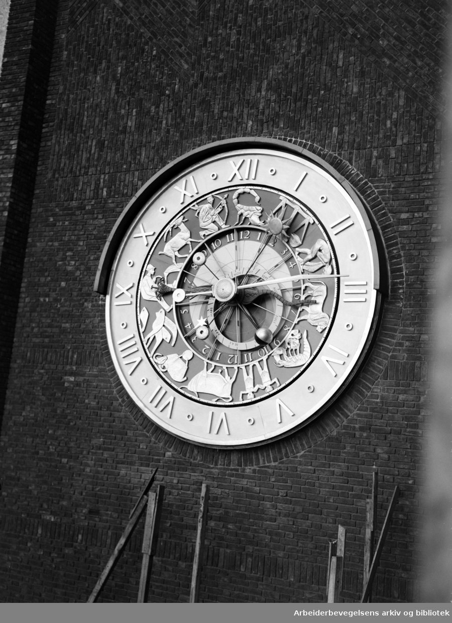 Rådhuset: Det astrologiske uret. Oktober 1952