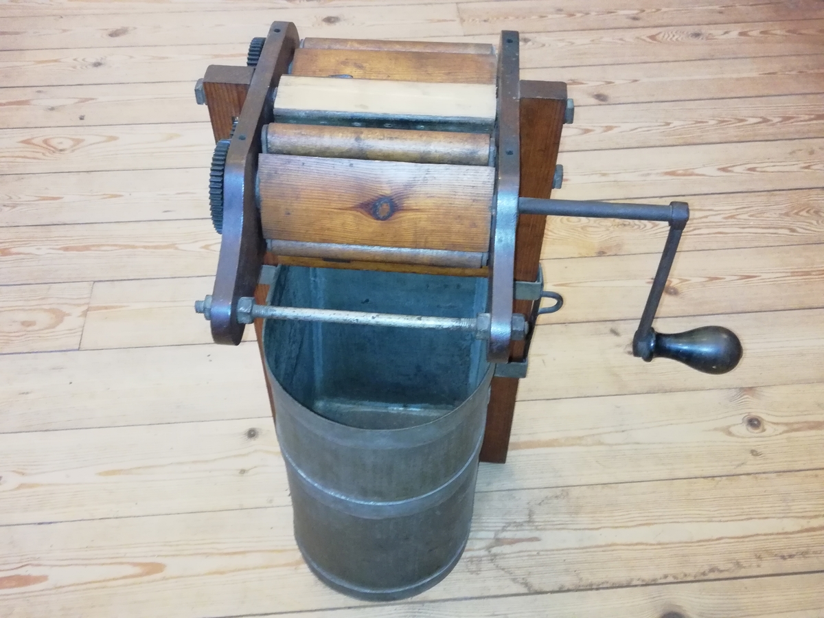 Mjölkningsapparat, från G. de Lavals första experiment. Apparat att mjölka genom utväxling och två vingar med rullar som för spenarna mot en mellanvägg av gummiplattor.