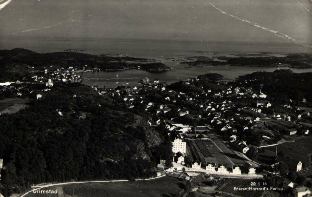 Postkort. Hilsen. Fotografisk motiv. Svart/hvitt. Fra Grimstad og omegn. Bybebyggelse. Fjord, Øyer. Datert 06.11.1946.