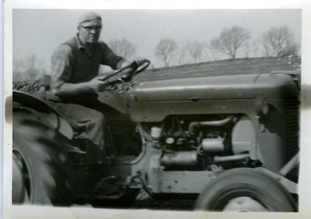 Alfred Kartevoll (9.9.1911 - 23.4.1976) med ny traktor på Time øvre bnr. 13. "Gråtass"?