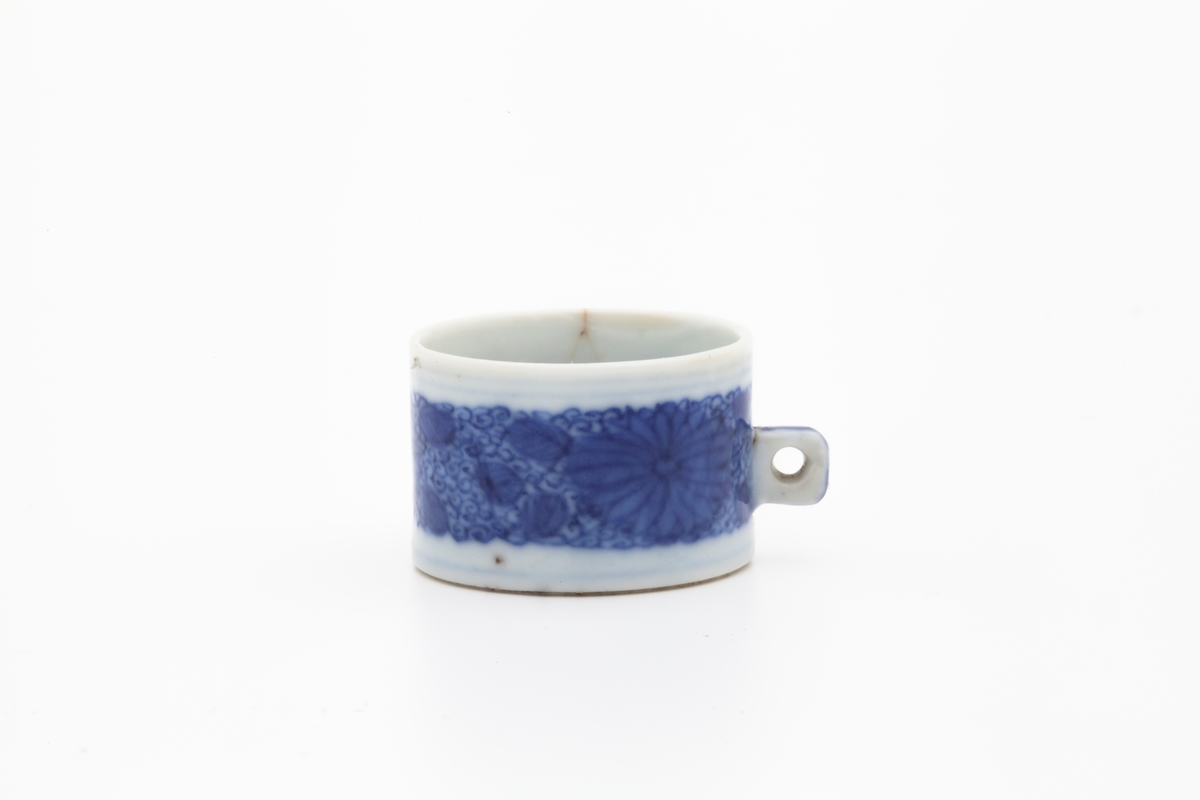 Koppen er dekorert med krysanteum og blader i koboltblå underglassur.