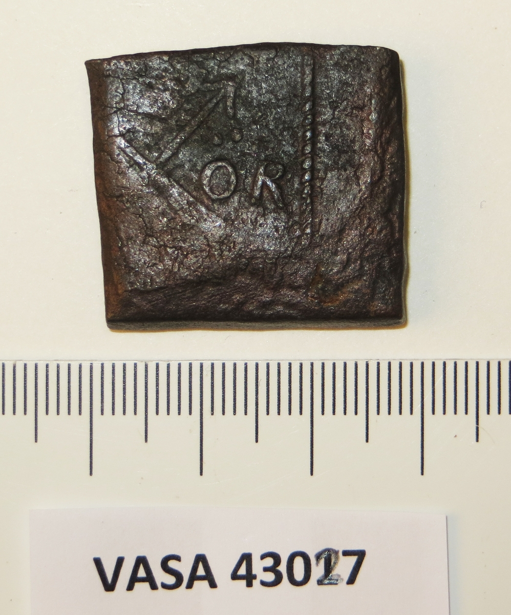1- öre
Fyrkantigt mynt.
Åtsidan: tre kronor placerade i V-form, svagt synliga. Versalerna G och R svagt synliga. G till vänster och R till höger om kronorna.
Det fyrsiffriga präglingsåret - längst ner på myntet - är svagt synligt, 1626.
Ocentrerad prägling. Ram delvis synlig.
Frånsidan: två korsade pilar under en krona, delvis synliga.
Till höger om pilarna versalerna ÖR.
Ocentrerad prägling. Ram delvis synlig.
Nuvarande skick: bägge sidor delvis slitna. Frånsidan något krackelerad.
Vikt: 26,5 gram.

Text in English: Square-shaped coin. Denomination: 1 öre.
The obverse side has three crowns spaced in a V-shape, faintly visible. The letters G and R are faintly visible. G to the left and R to the right of the crowns.
The four digit year of coinage, 1626, is placed beneath the crowns and the letters. The date is faintly  legible.
The coin stamp is off-centre. The frame is partly visible.
The reverse side has two crossed arrows beneath a crown, partly visible .
To the right of the arrows are the letters ÖR.
The coin stamp is off-centre. The frame is partly visible.
Present condition: both sides are partly worn. The reverse side has a craquelure-like surface.
Weight: 26,5 gram.