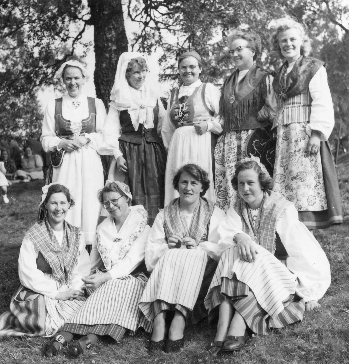 Kvinnor klädda i folkdräkt vid Hembygdsgården i Dannäs.