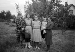 Foto av fire kvinner med to barn. Trolig fra familien Røv. E