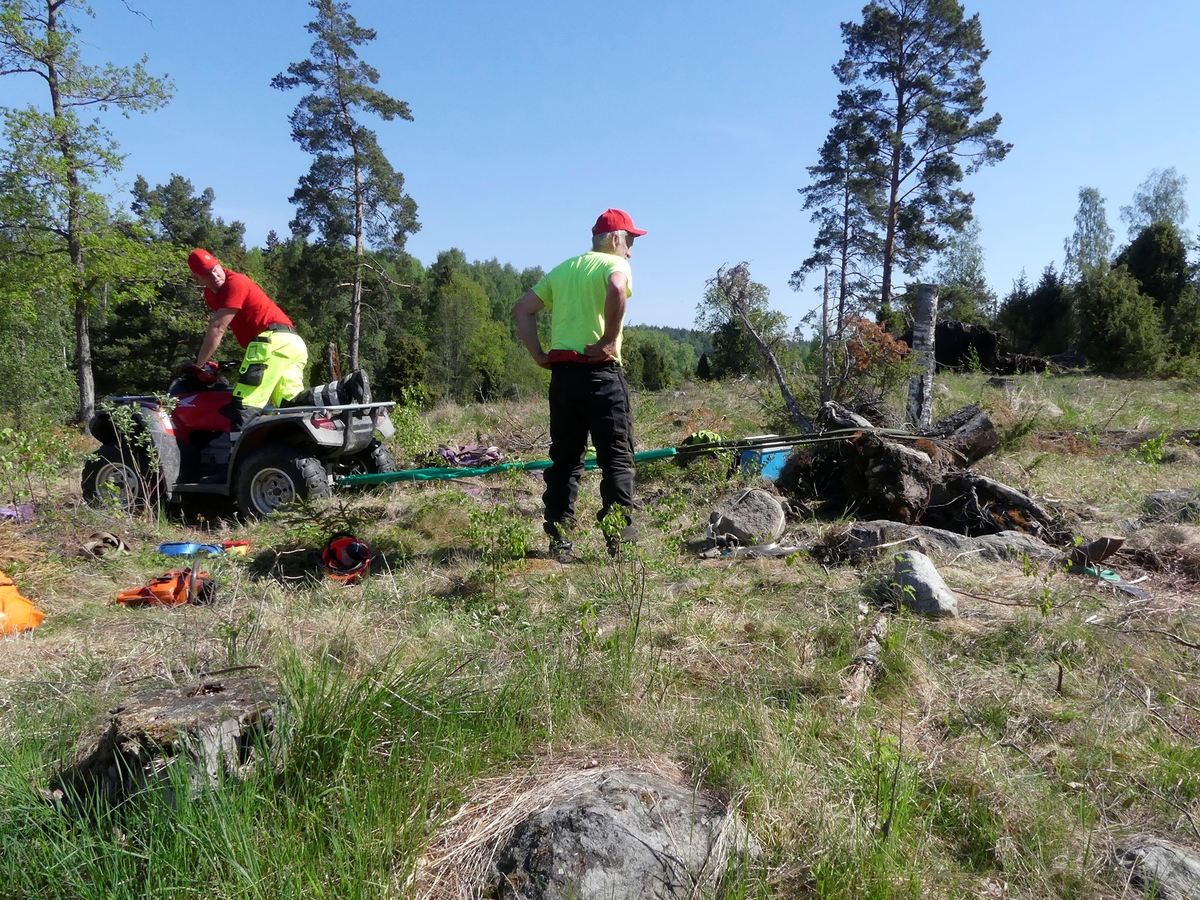 Arkeologisk undersökning, restaurering, ett försök att välta tillbaka rotvältan i ursprungligt läge, Mösa, Lillkyrka socken, Uppland 2018