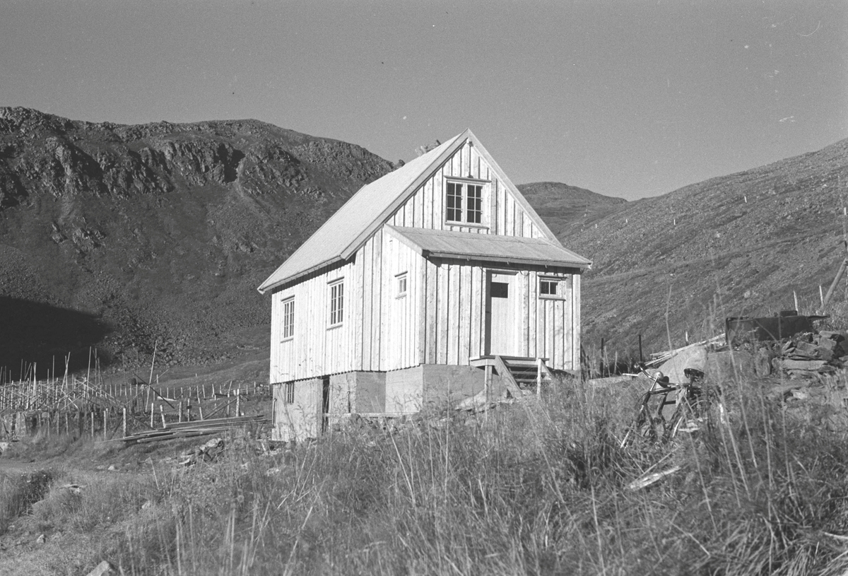 Gjenreisning. Ferdigbygd hus i Nordvågen. 1946/47.
