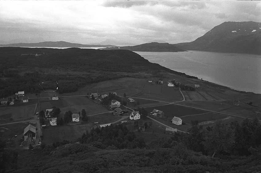Landskap og bebyggelse på Bjarkøy.