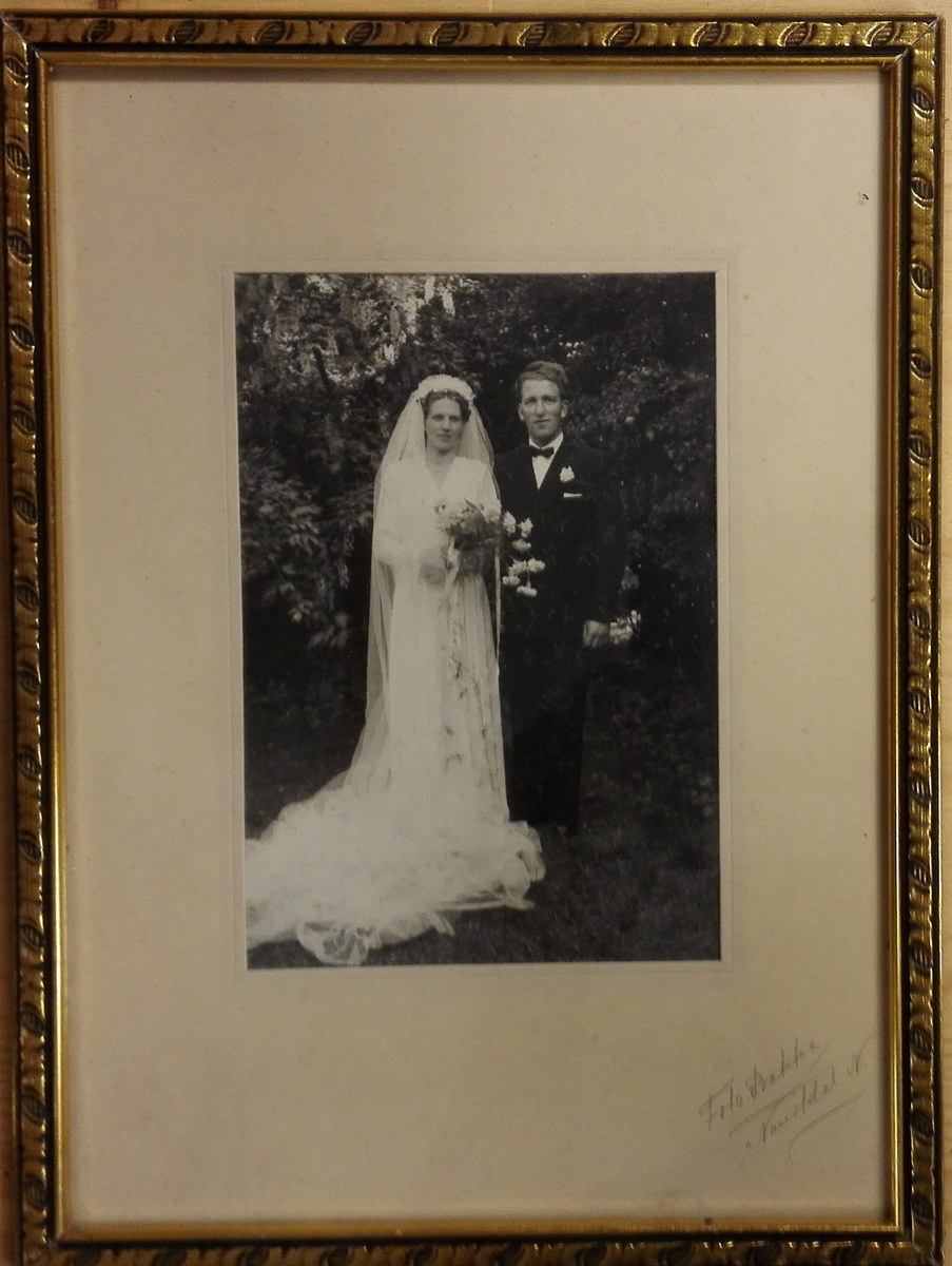 Brudeparet Kjellaug og Henrik Fløtre. Kjellaug f.Førde og Henrik Fløtre f.1921 gifte seg sommare n 1950. Ho var frå Bremanger, han frå Rugsund.
