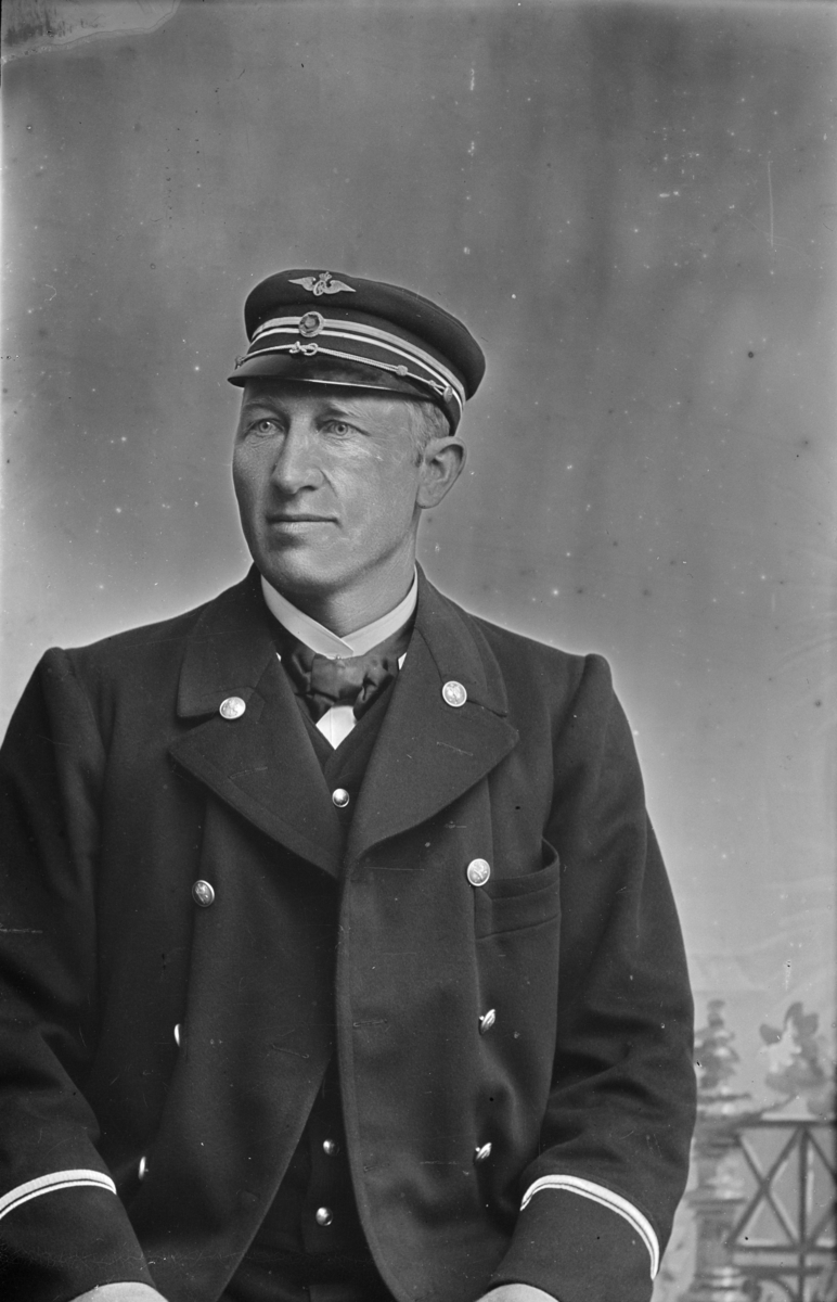 Portrett av Fh. (Th.?) Johansen i NSB-uniform