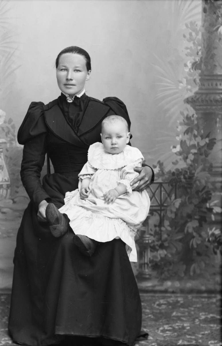 Portrett av Anna Korstadhagen med barn
