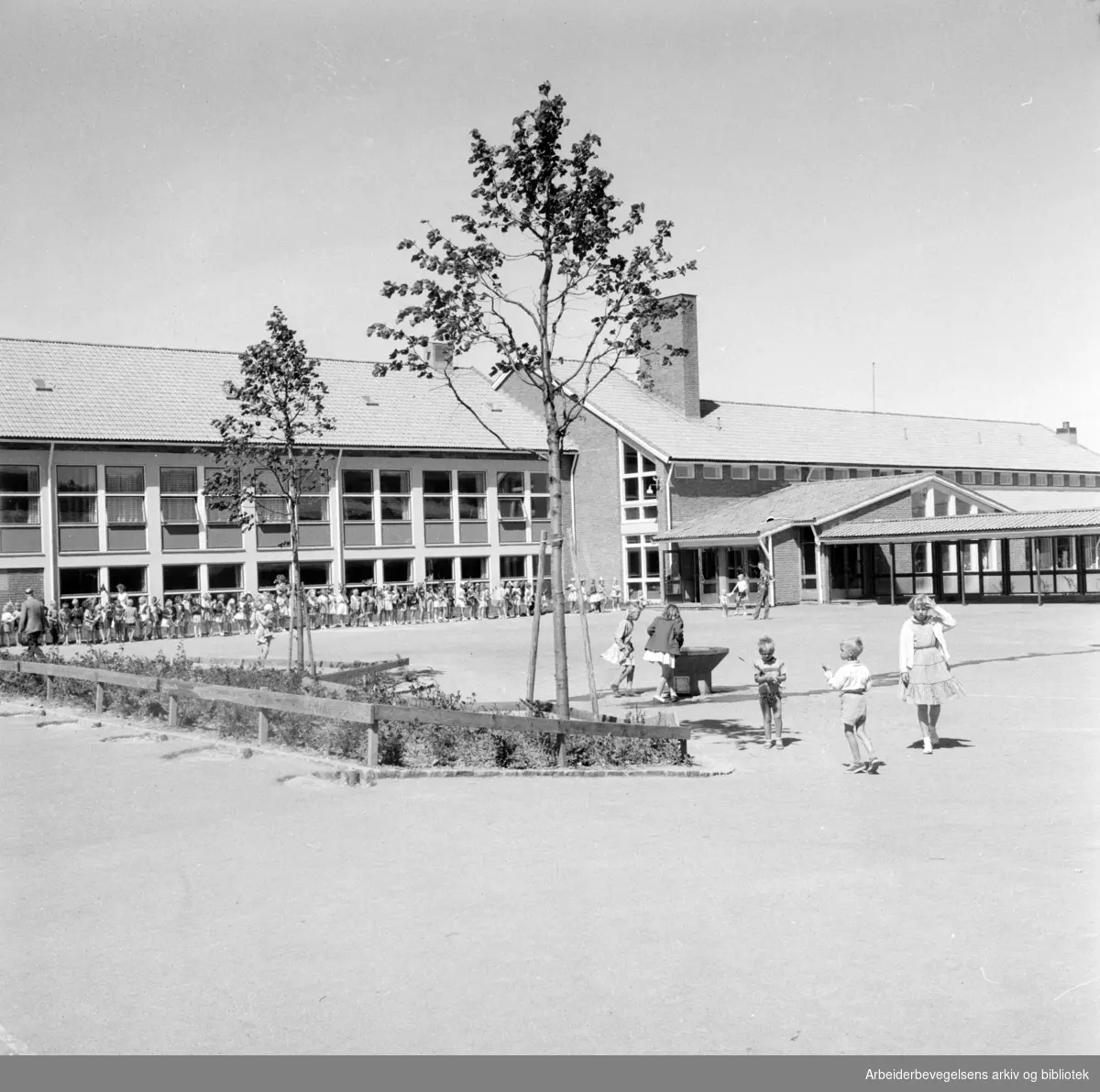 Lambertseter skole innviet. Juni 1957