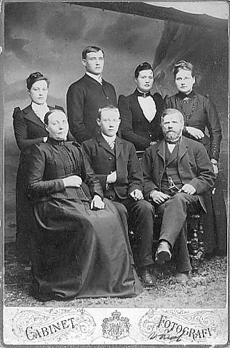 Kabinettsfotografi: gruppbild, klockaren Frans Svensson med familj. Sittande i mitten sonen Johan Hedberg. Stående fr vänster troligen Amanda, okänd, Anna och Kristina.