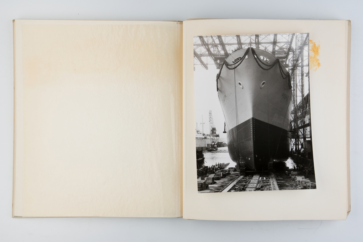 Album med 11 fotografier fra sjøsettingen av M.S. Siletta i Hamburg i 1961