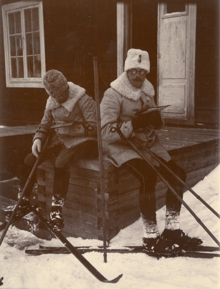 Officerare från Smålands husarregemente K 4 under vinterövning i Norrbotten omkring 1910.
