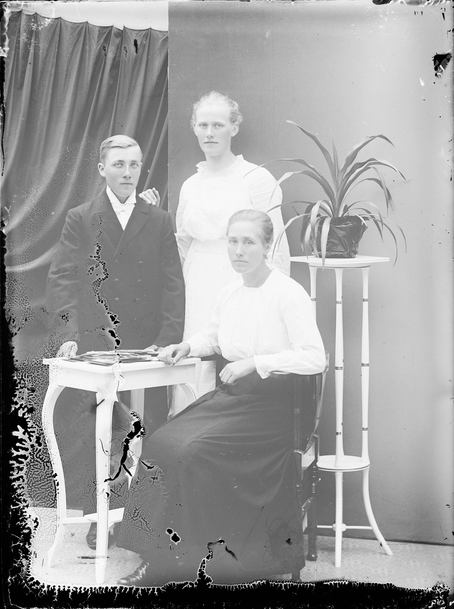 Ateljéporträtt - ung man och två unga kvinnor, Alunda, Uppland