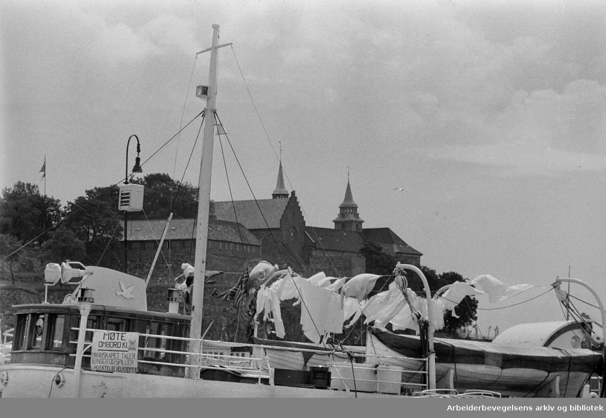 Havna. Stemninger. Båt med Akershus som bakgrunn. Tøy til tørk. Juni 1964