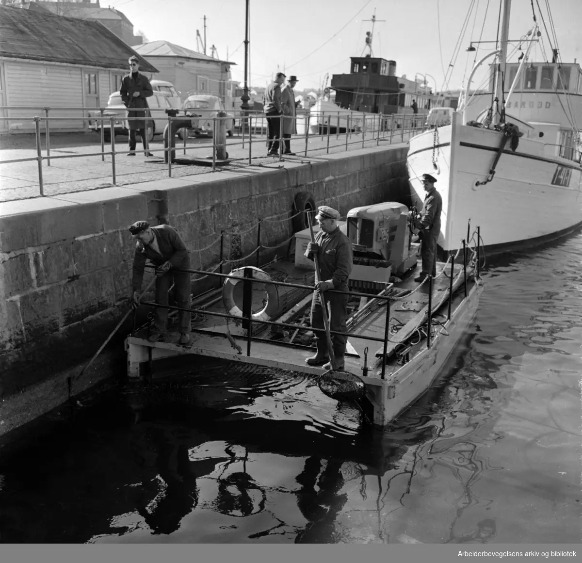 Havna. Søppelbåt på havna. April 1964