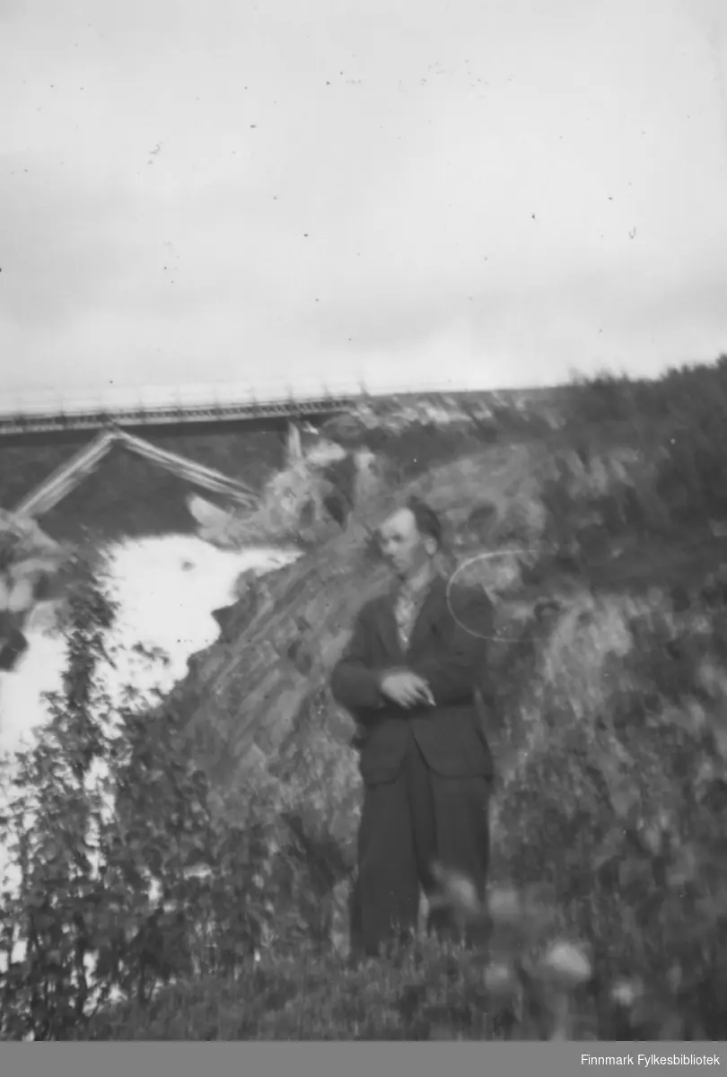 Ved Adamsfoss 1949. Familiealbum tilhørende familien Klemetsen. Utlånt av Trygve Klemetsen. Periode: 1930-1960.