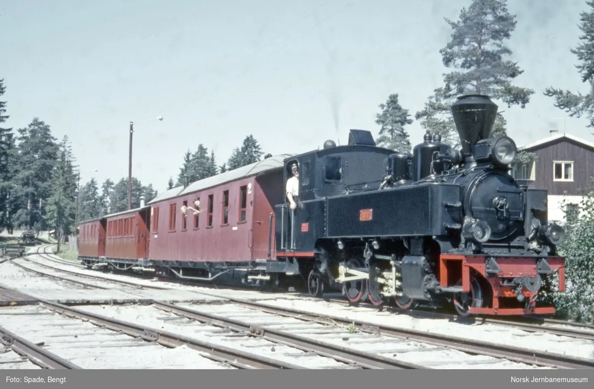 Tertitt-toget på Jernbanemuseet. Toget trekkes av damplokomotiv type XXIXb nr. 7 PRYDZ.