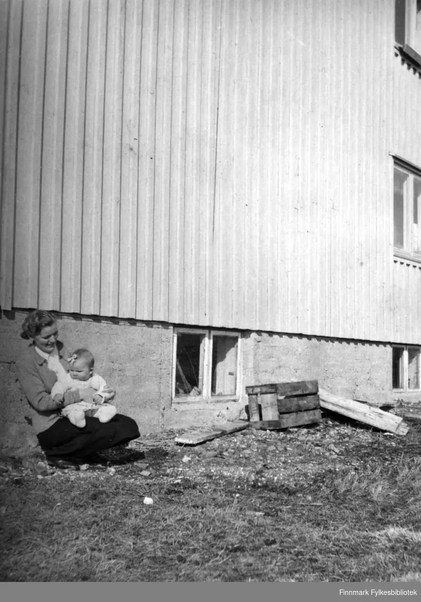 På besøk i Klubbvik. Mor og Solveig. Familiealbum tilhørende familien Klemetsen. Utlånt av Trygve Klemetsen. Periode: 1930-1960.